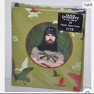 DUCK DYNASTY “Happy, happy, Happy” Christmas Tablecloth Plastic